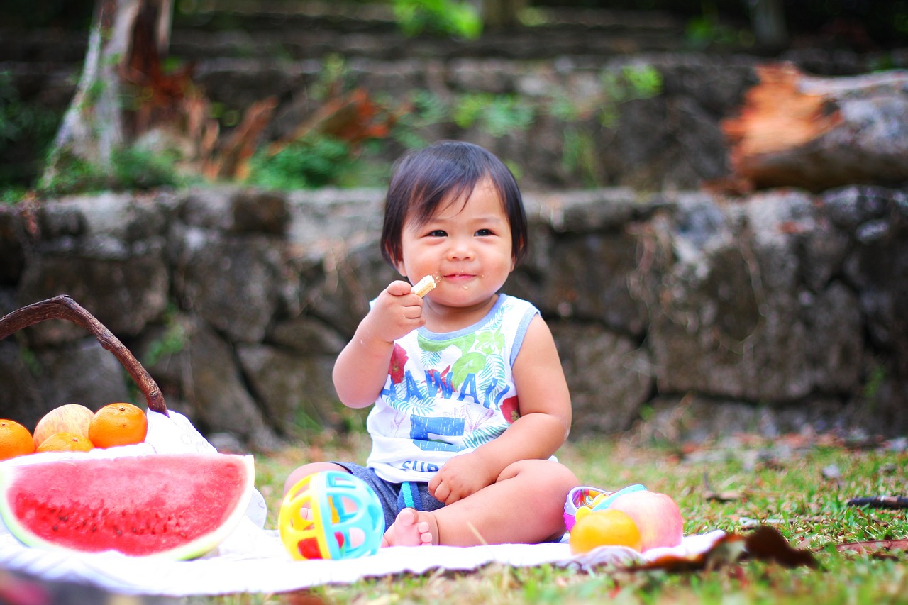 小孩几个月能认识妈妈